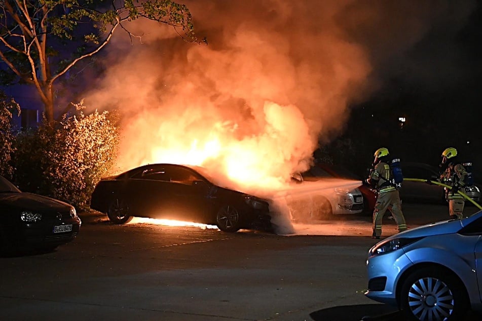 Auch nach Prenzlauer Berg mussten die Einsatzkräfte zu einem Mercedes und einem weiteren Kleinwagen ausrücken.