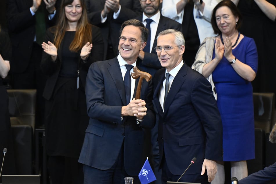 Der scheidende NATO-Generalsekretär Jens Stoltenberg (65, r.) neben dem neuen NATO-Generalsekretär Mark Rutte (57) bei der Amtsübergabe.