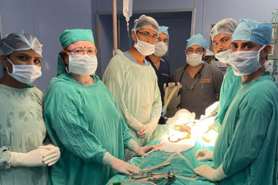 Das Team um Dr. Dinesh Dutt Sharma (3.v.l.) leistete ganze Arbeit und entfernte den Tumor operativ.