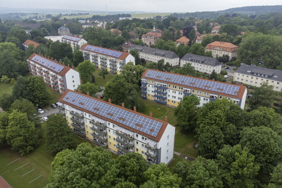 Vorreiter Chemnitzer Siedlungsgemeinschaft: Auf ihren Dächern in der Albert-Schweitzer-Straße erzeugen Solarzellen eigenen CSg-Strom.