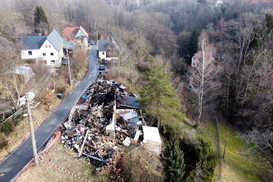 Das idyllisch am Hang gelegene Eigenheim ist durch das Feuer vollständig vernichtet worden.