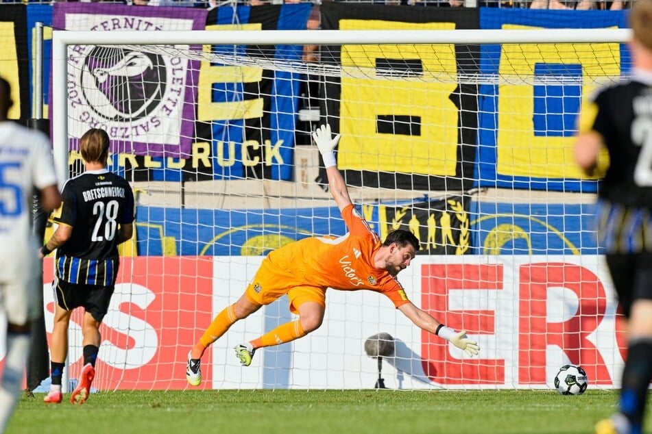 Saarbrücken-Torwart Phillip Menzel (26) konnte den Torschuss zum 0:1 nicht abwehren.