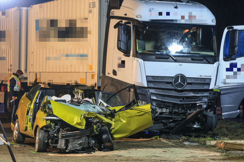 Eine Autofahrerin ist bei einem Unfall mit einem Lastwagen auf der Bundesstraße 289 bei Marktzeuln schwer verletzt worden.
