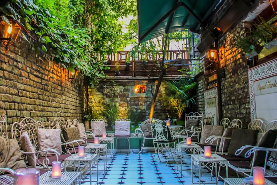 Eine grüne Oase: Die Terrasse der Bar.