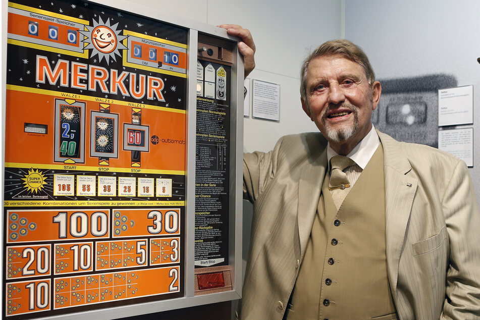 Der erste Spielautomat "Merkur B" aus dem Jahre 1977: Paul Gauselmann (87) präsentierte ihn anlässlich seines 80. Geburtstages im Spielautomatenmuseum in Espelkamp. (Archivbild)