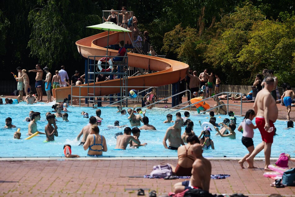 Das Sommerbad Kreuzberg verlängert zum Abschluss seiner Saison am 30. Oktober die Öffnungszeit bis 22 Uhr. (Archivfoto)