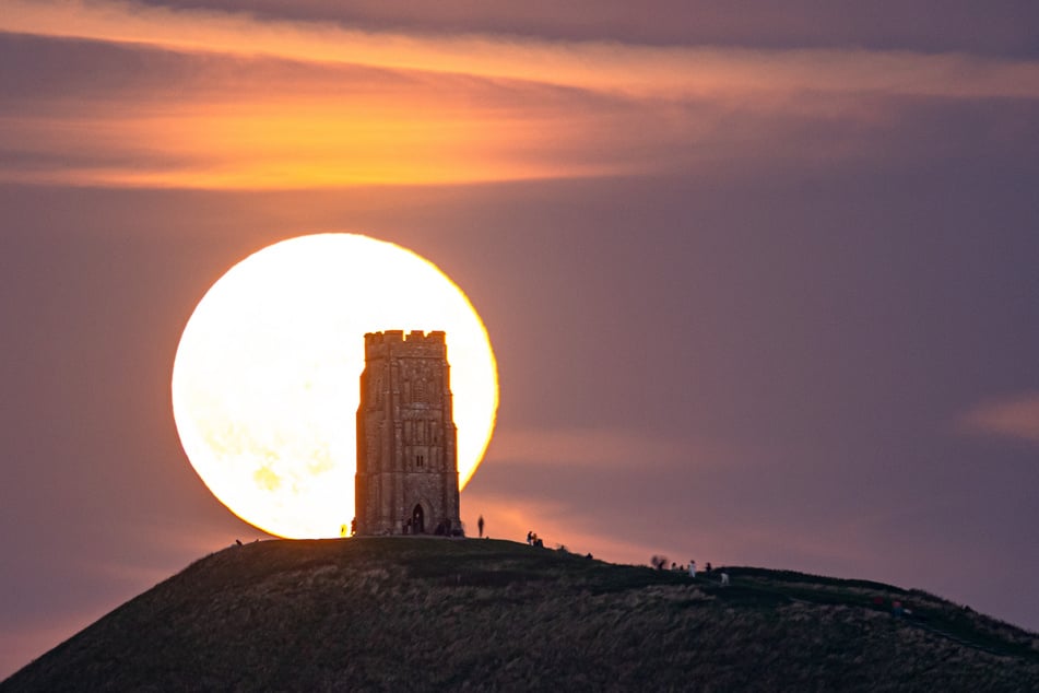 Bei einem Supermond erscheint der Mond etwa 30 Prozent heller und 14 Prozent größer am Himmel.