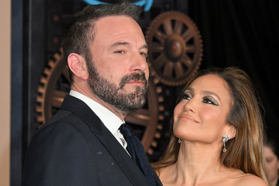 Insiders have alleged that Jennifer Lopez (r.) is looking for "payback" from Ben Affleck.