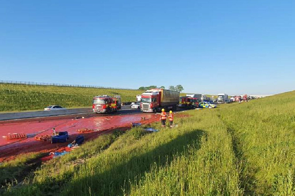 Die A14 bei Godmanchester wurde nach dem Unfall zweier Lkw, bei dem unzählige Tomaten und Öl die Fahrbahn versauten, gesperrt.