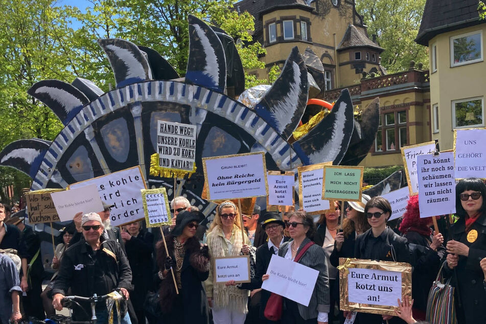 Kohle-Abbau mal anders: Am Montagnachmittag sind Demonstranten friedlich durch das Berliner Villenviertel Grunewald gezogen.