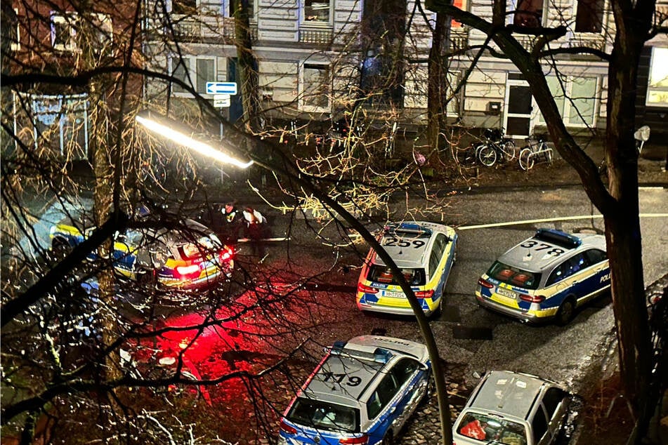 Mehrere Streifenwagen sind am Samstagabend am Einsatzort.