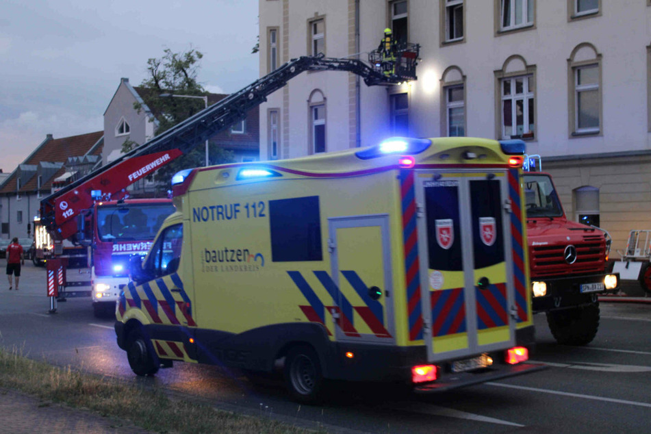 Auch eine Drehleiter war im Einsatz. Sämtliche Bewohner konnten unverletzt den Flammen entkommen.
