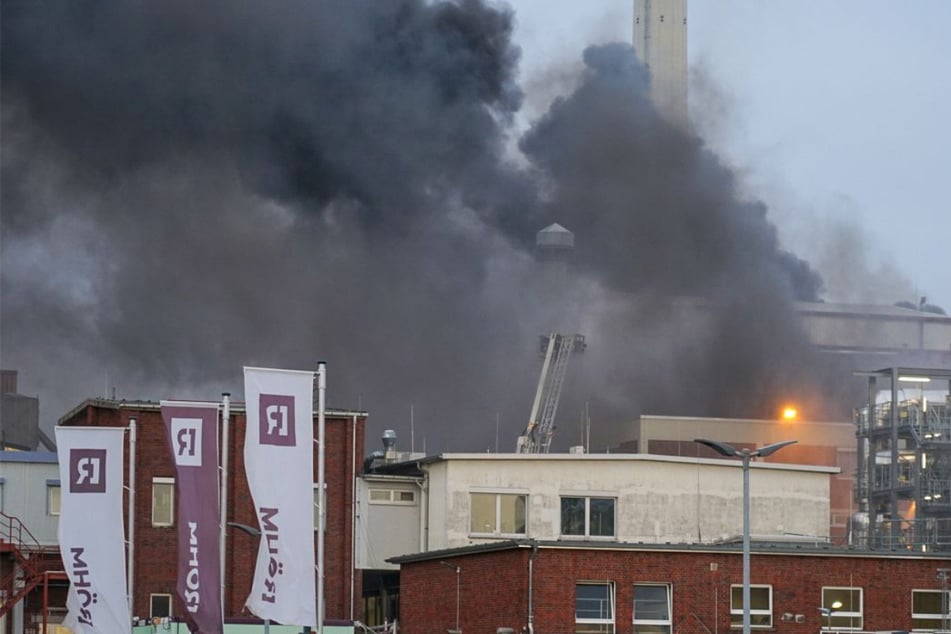 Großbrand bei Chemiefirma: Bevölkerung gewarnt, 150 Einsatzkräfte vor Ort