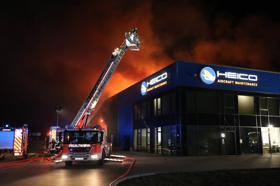 Eine Lagerhalle fing am Freitagabend Feuer.