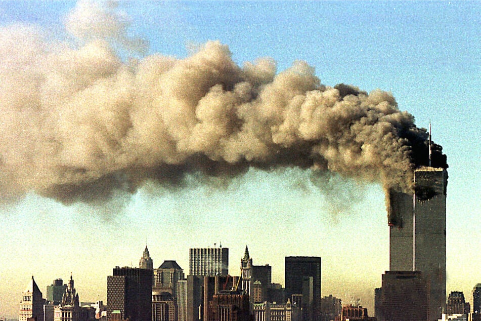 Die Türme des World Trade Centers wurden bei einem Anschlag von entführten Flugzeugen getroffen und stürzten schließlich ein.