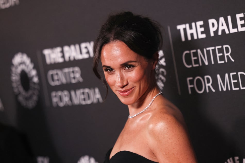 Cuando Meghan Markle (44) entra en la habitación, el personal anuncia su llegada.