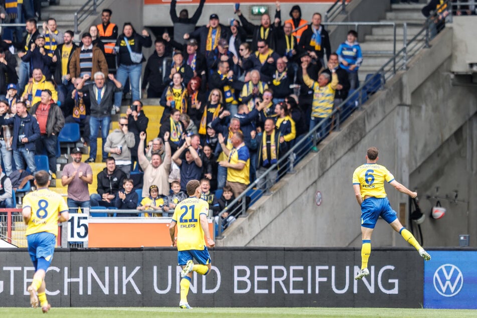 Florian Flick (r.) bringt die Hausherren in Führung.