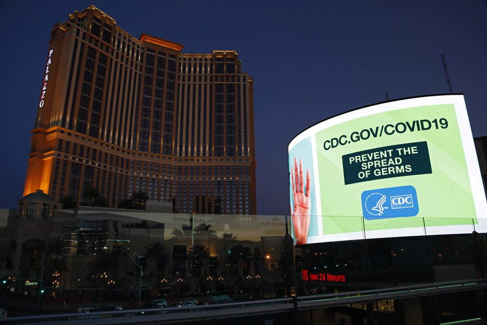 Eine digitale Tafel am Las Vegas Strip zeigt in der Coronavirus-Pandemie den Hinweis des US-Gesundheitsministeriums an, die Verbreitung von Keimen zu verhindern.