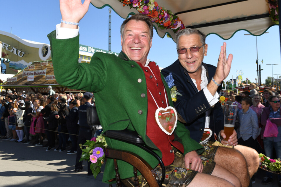 Patrick Lindner (60, l.) hat seinem langjährigen Lebensgefährten Peter Schäfer (r.) das Ja-Wort gegeben.