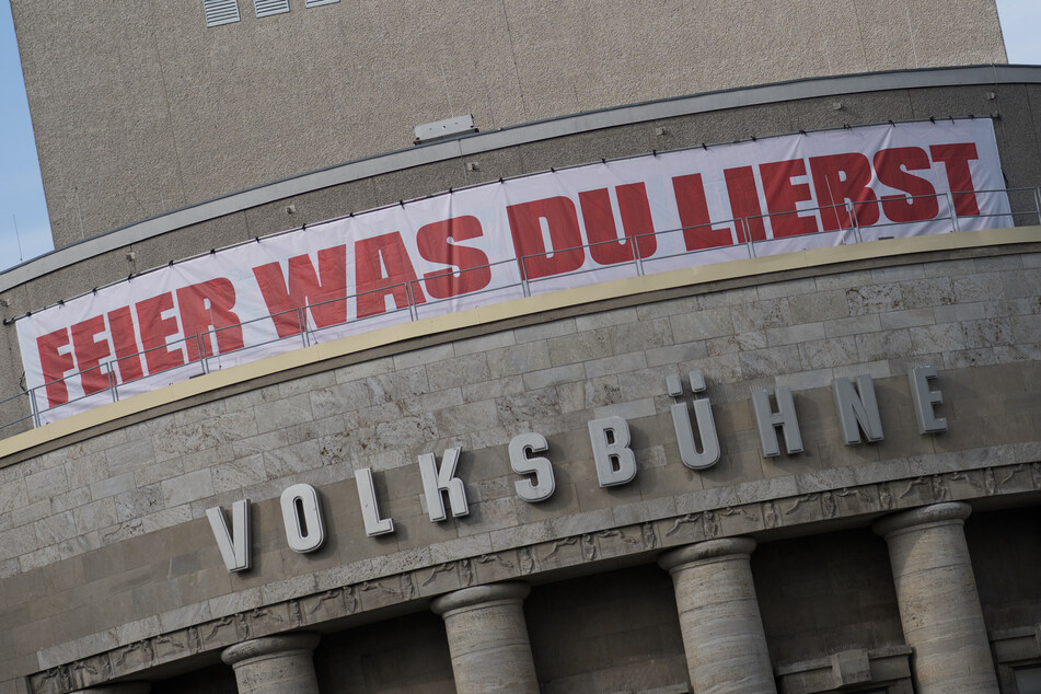 Auch am Gebäude der Volksbühne am Rosa-Luxemburg-Platz wurde an den verstorbenen Intendanten erinnert.