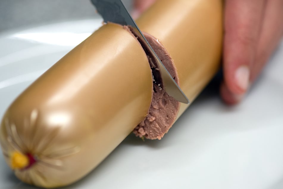 Was zählt zur Füllmenge von fertig verpackter Wurst? Nur das Wurstbrät oder auch die Hülle und die Verschlussclips?