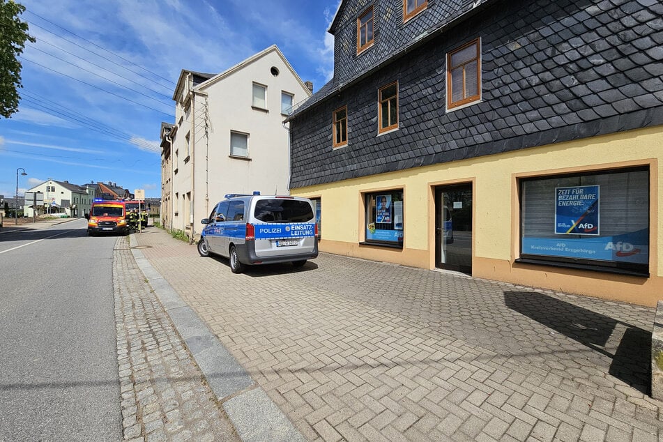 Polizei- und Feuerwehrkräfte waren am Montagmittag auf der Stollberger Straße in Lugau (Erzgebirge) im Einsatz. Im AfD-Büro wurde ein verdächtiger Brief abgegeben.