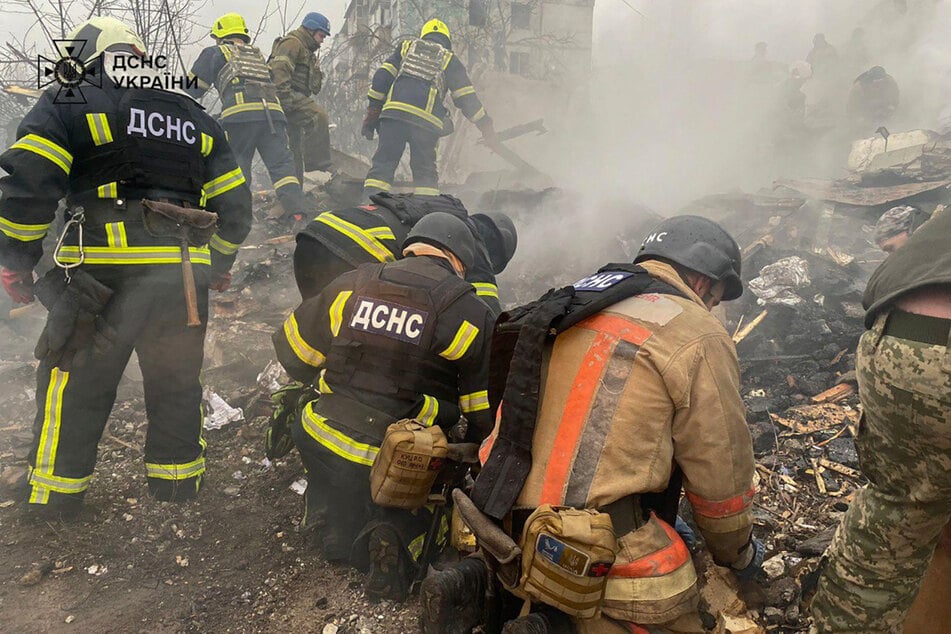 In Poltawa in der Zentralukraine meldeten die Behörden Stunden zuvor drei Tote und zehn Verletzte, unter ihnen Kinder, nach dem Einschlag einer Rakete in einem Wohnhaus.