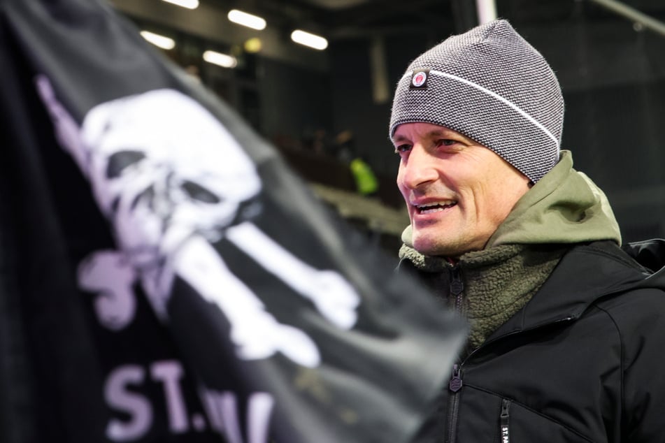 St. Paulis Trainer Alexander Blessin (52) war froh über den späten Punktgewinn gegen RB Leipzig.