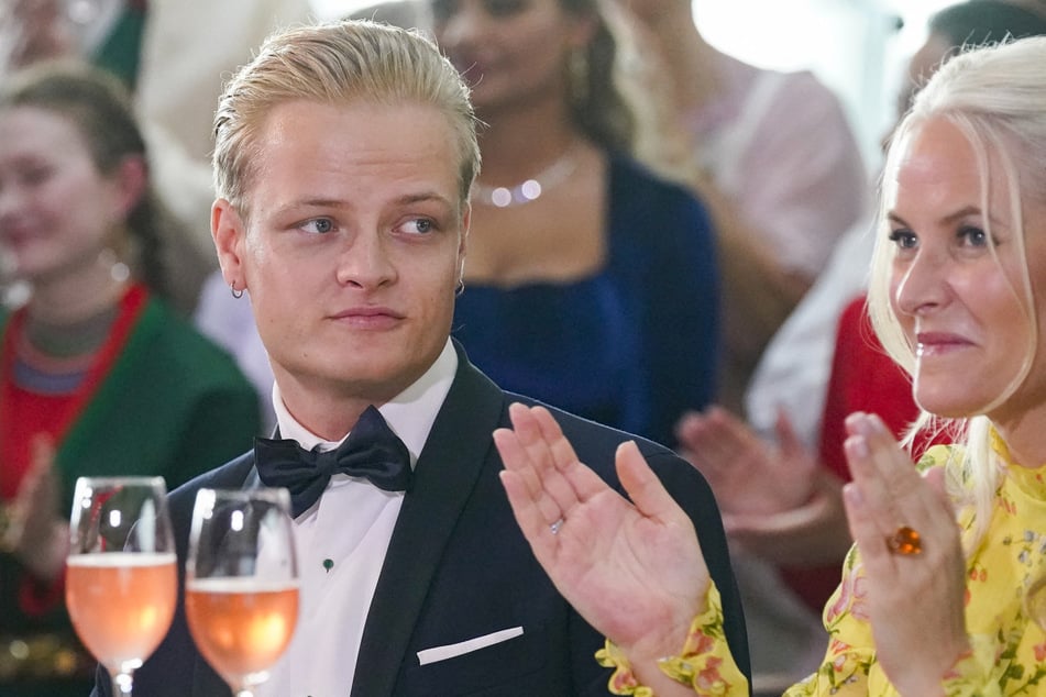 Marius Borg Høiby (27) next to his mother, the Norwegian Crown Princess Mette-Marit (51).