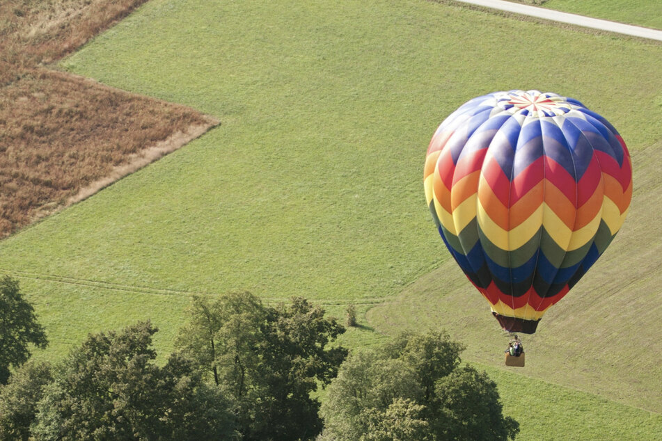 "Wie ein Stein": Heißluftballon stürzt vom Himmel herab - Fahrer stirbt