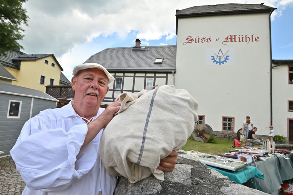 Hans-Joachim Döscher (73) vor der "Süss-Mühle" in Raschau.