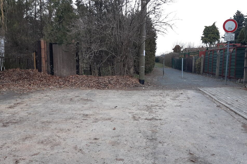 Nach den Bauarbeiten wurde eine Sandschicht auf der Straße hinterlassen, der die dort parkenden Anwohner noch immer stört.