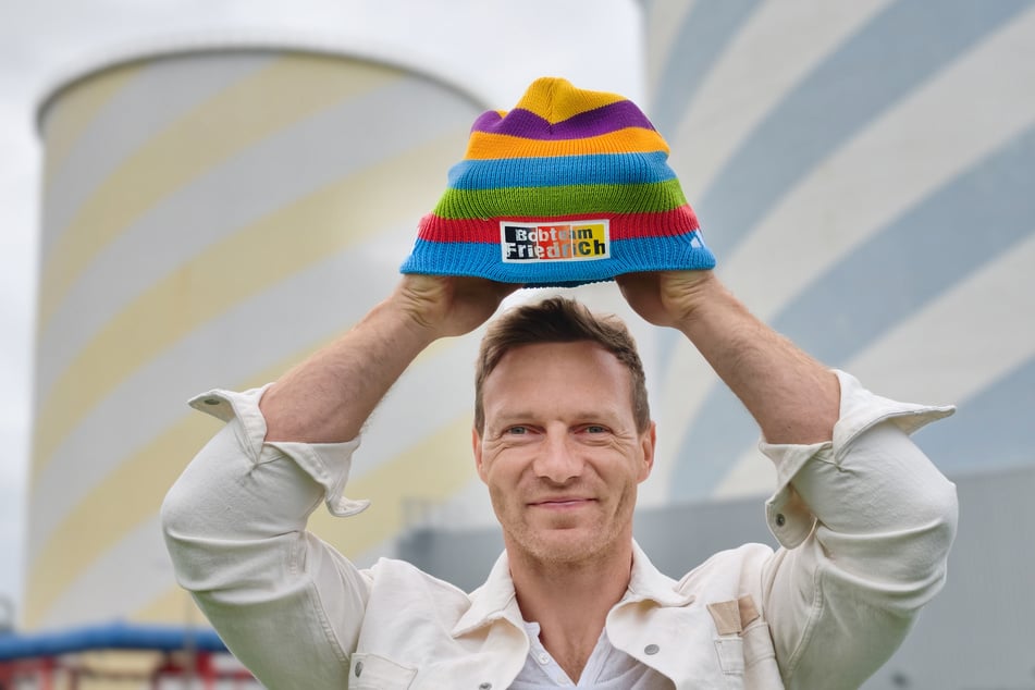 Francesco Friedrich (36) präsentiert die neue Team- und Fanmütze im Lulatsch-Look.