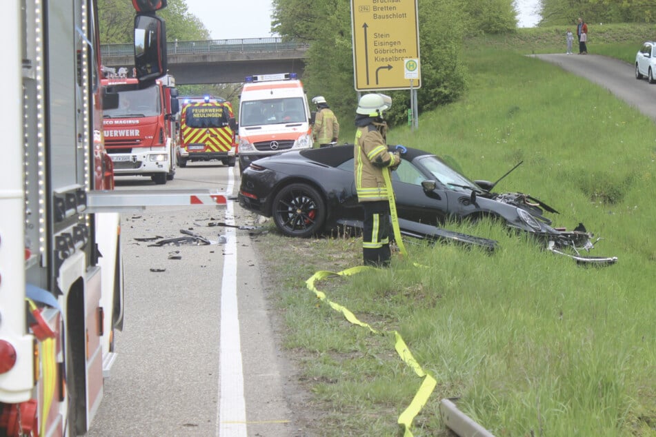 Der Porsche steht nach dem Unfall in einem Grünstreifen an der B294.