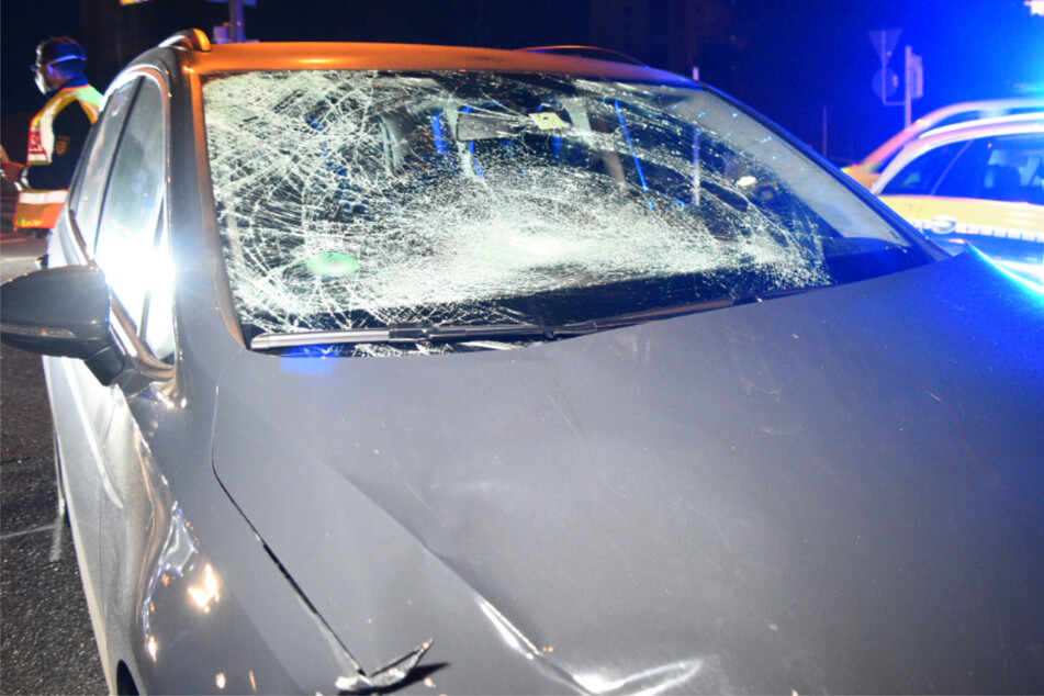 Fußgänger von Auto erfasst und schwer verletzt