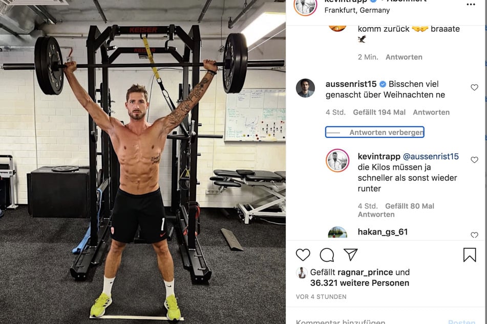 Der Screenshot zeigt Kevin Trapps (30) imposantes Trainings-Foto und den mit einem Augenzwinkern versehenen Kommentar von Mats Hummels (32).