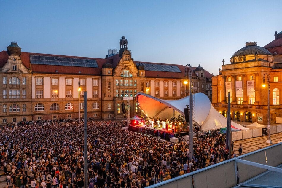 Das "Kosmos" Chemnitz zählt zu den bedeutendsten Demokratiefestivals im deutschsprachigen Raum. 2025 zählte das Festival 115.000 Besucher.