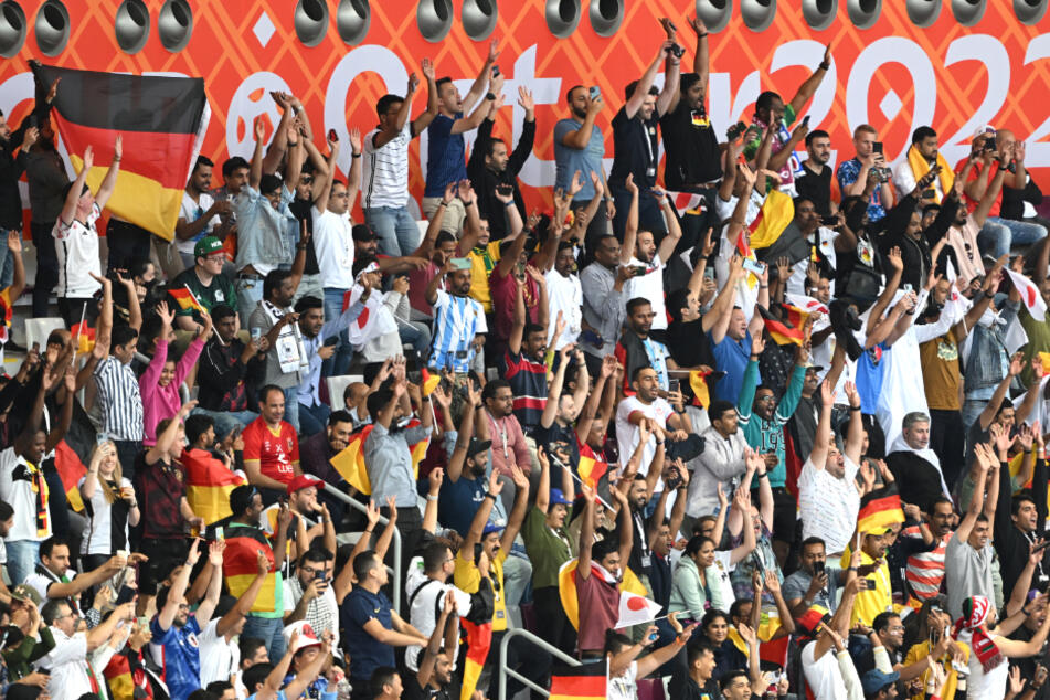 Die deutschen Anhänger bei der Pleite gegen Japan im Khalifa International Stadium.