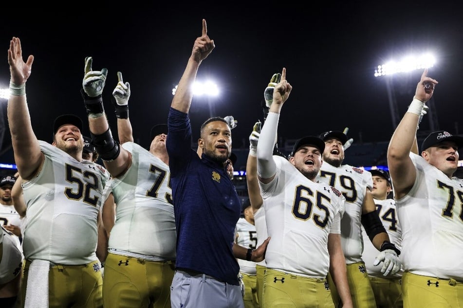 Who are Notre Dame's key players in season opener showdown against Navy?