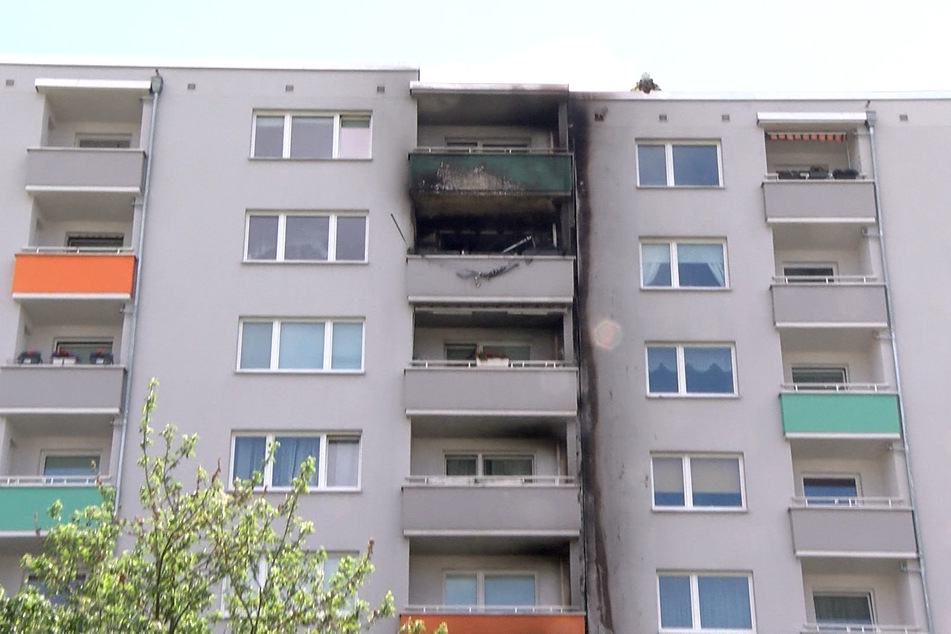 Brandspuren sind an dem Mehrfamilienhaus zu erkennen. Mehrere Bewohner wurden bei dem Feuer verletzt.