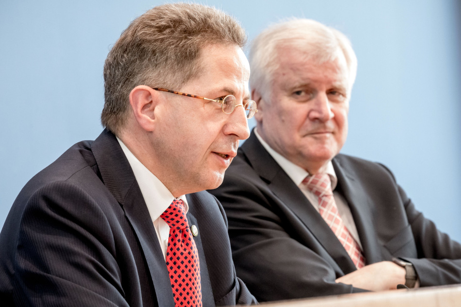 Bundesminister Horst Seehofer (71, CSU), sitzt neben dem ehemaligen Verfassungsschutzpräsidenten, Hans-Georg Maaßen (58, CDU). Der 71-Jähriger findet Maaßens-Kandidatur für den Bundestag nicht problematisch. (Archivbild)