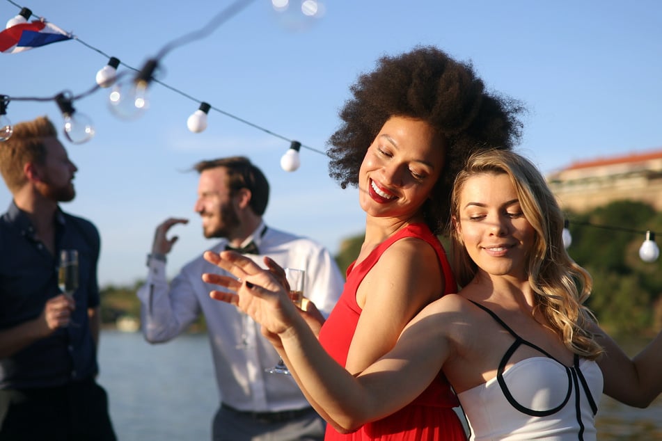 Mit Musik, Essen und leckeren Getränken könnt Ihr es Euch am Hafen gemütlich machen. (Symbolbild)