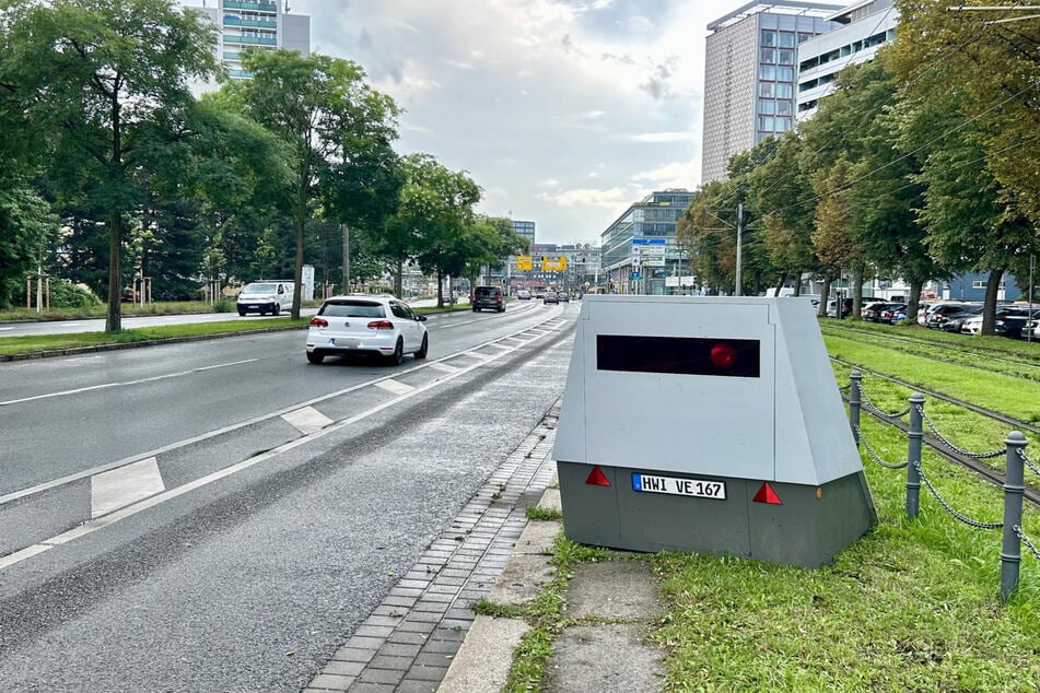 Der Superblitzer steht nun auf der St. Petersburger Straße stadtauswärts in Richtung Hauptbahnhof.