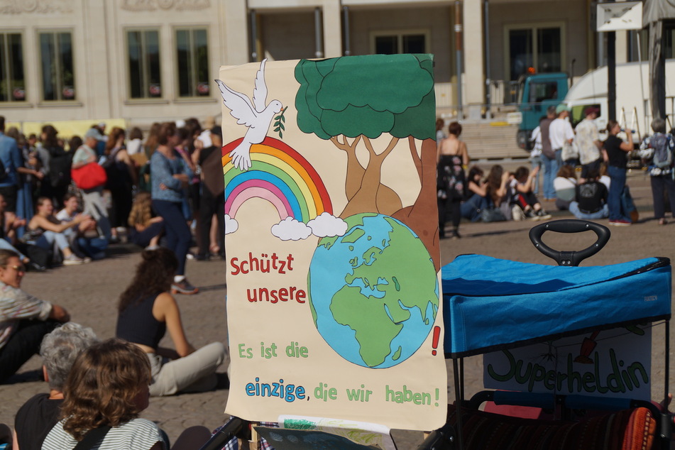 Die Umweltschützer demonstrierten gegen die Ursachen des Klimawandels und für eine bessere Zukunft.