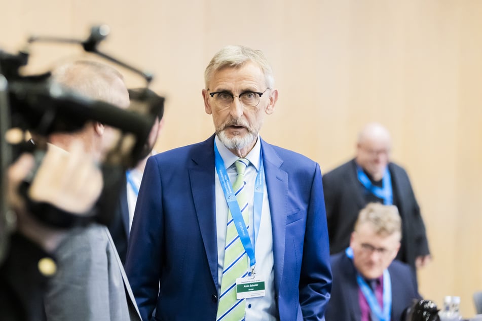 Fordert ein schärferes Vorgehen bei sogenannten Asylfolgeanträgen: Sachsens Innenminister Armin Schuster (64, CDU).