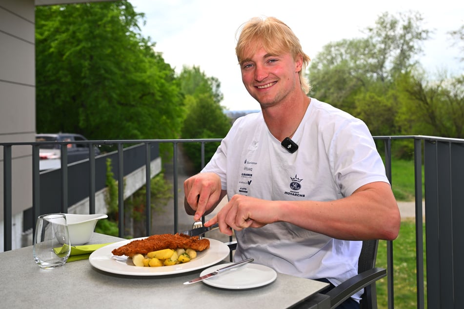 In perfekten Ambiente im Johann Restaurant Elblounge ließ sich Rocky Lombardi sein selbst erschaffenes Werk schmecken.