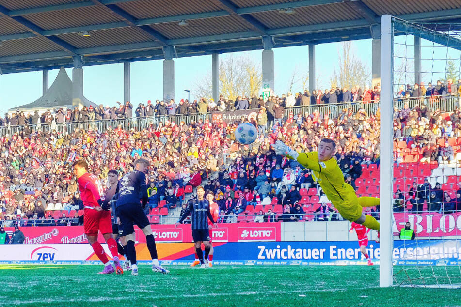 CFC-Keeper Daniel Adamczyk (23, r.) bewahrte seine Himmelblauen in Zwickau vor einer noch höheren Niederlage.