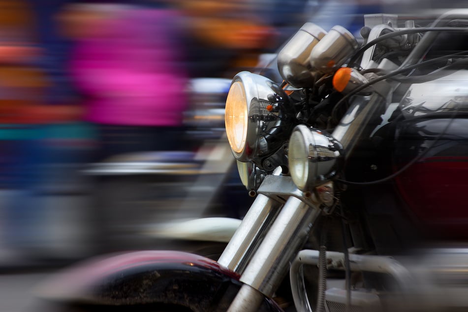 Ein Glück, dass nichts passiert ist: Der Biker bretterte über einen Gehweg, Passanten mussten zur Seite springen. (Symbolbild)