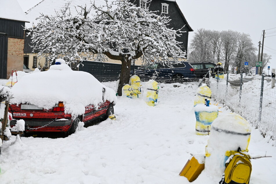 Der Weihnachtsgolf (l.) umzingelt von gelben Minions.