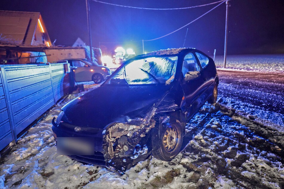 Ein Mazda stieß auf der B180 in Callenberg (Landkreis Zwickau) frontal mit einem Volvo zusammen.